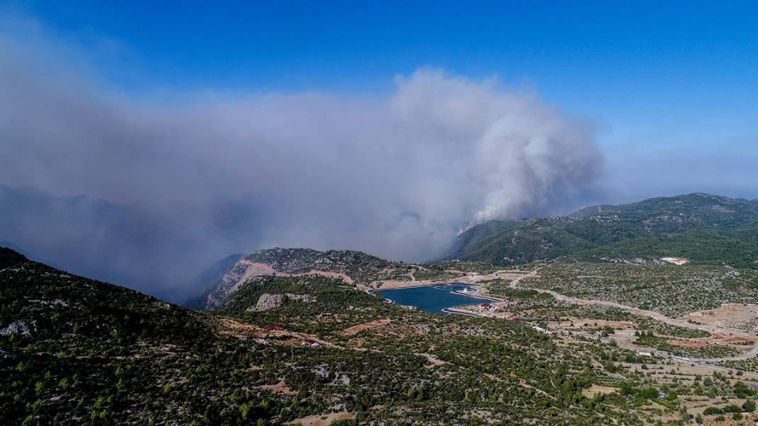Kadınlar ön cephede! Manavgat'ta alevlerle mücadelede 6'ncı gün 7